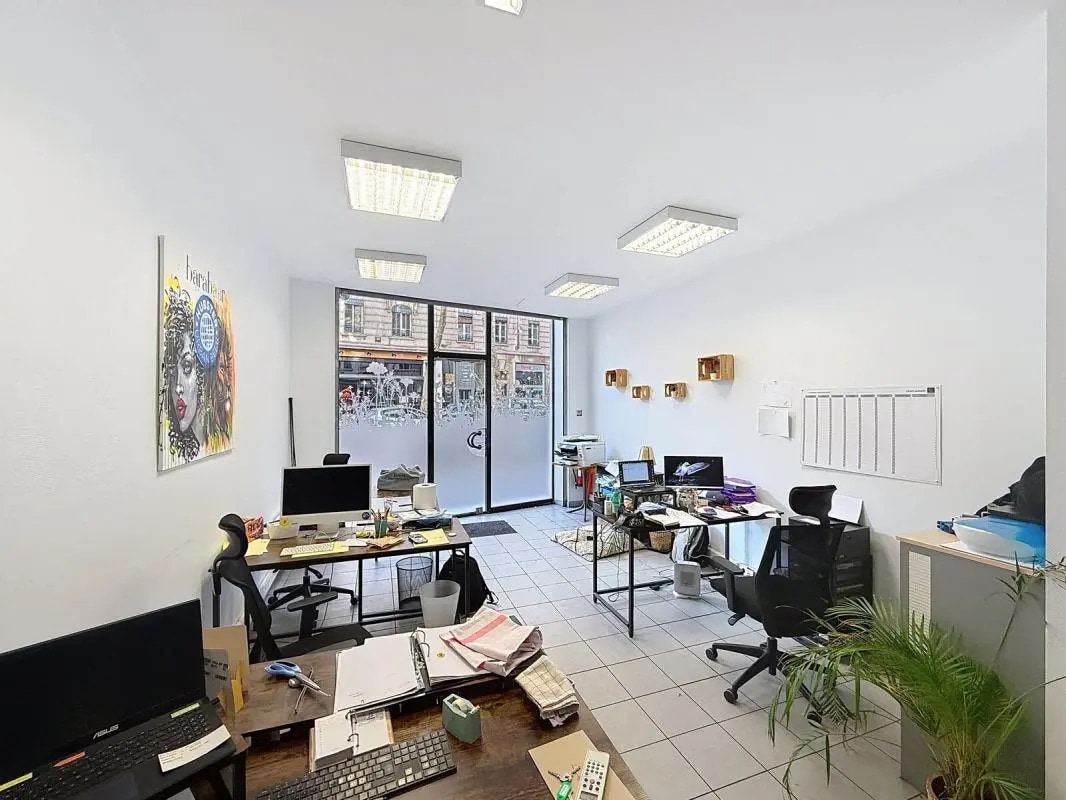 Retail in Lyon to rent Interior Photo- Image 1 of 6