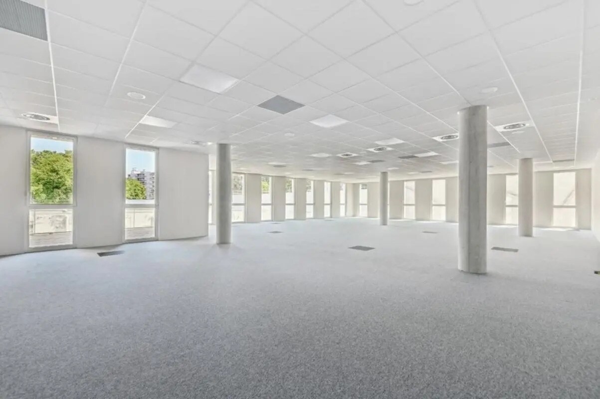 Office in Villeurbanne to rent Building Photo- Image 1 of 12