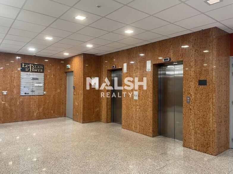 Office in Villeurbanne to rent - Lobby - Image 3 of 11
