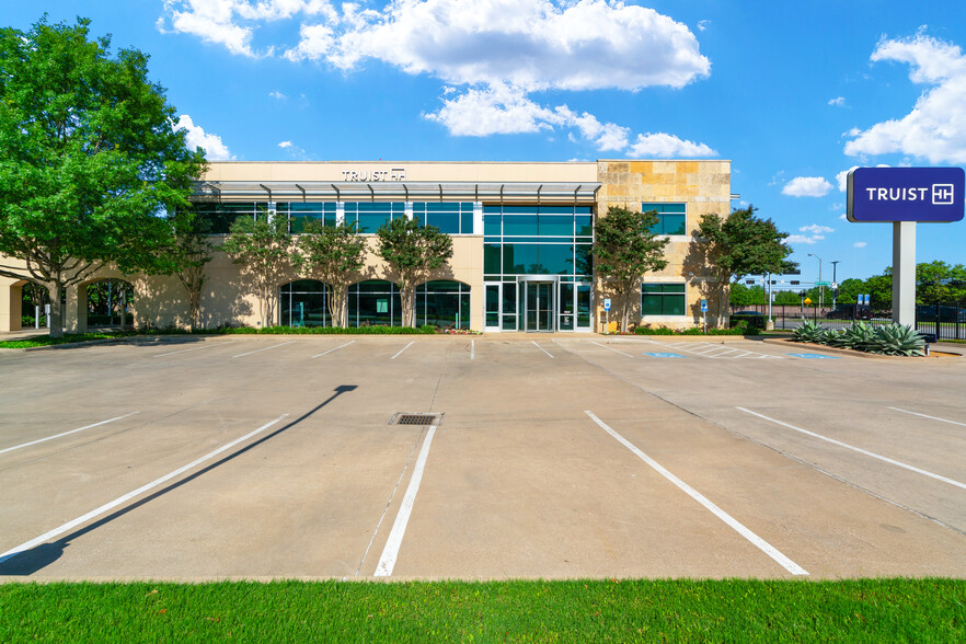 5820 W Northwest Hwy, Dallas, TX for rent - Building Photo - Image 2 of 13