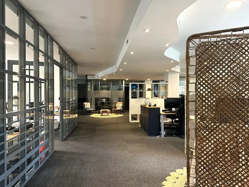 Office in Lyon for sale Interior Photo- Image 1 of 10
