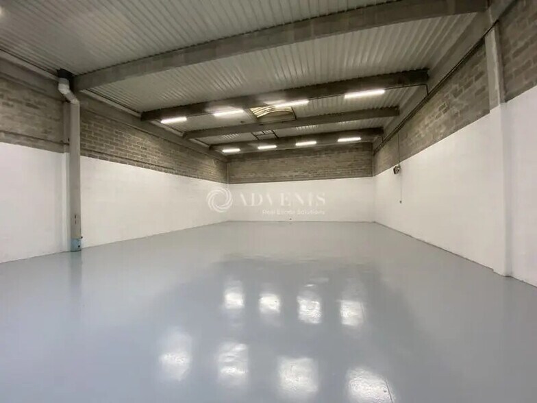 Light Industrial in Coignières to rent - Interior Photo - Image 1 of 8