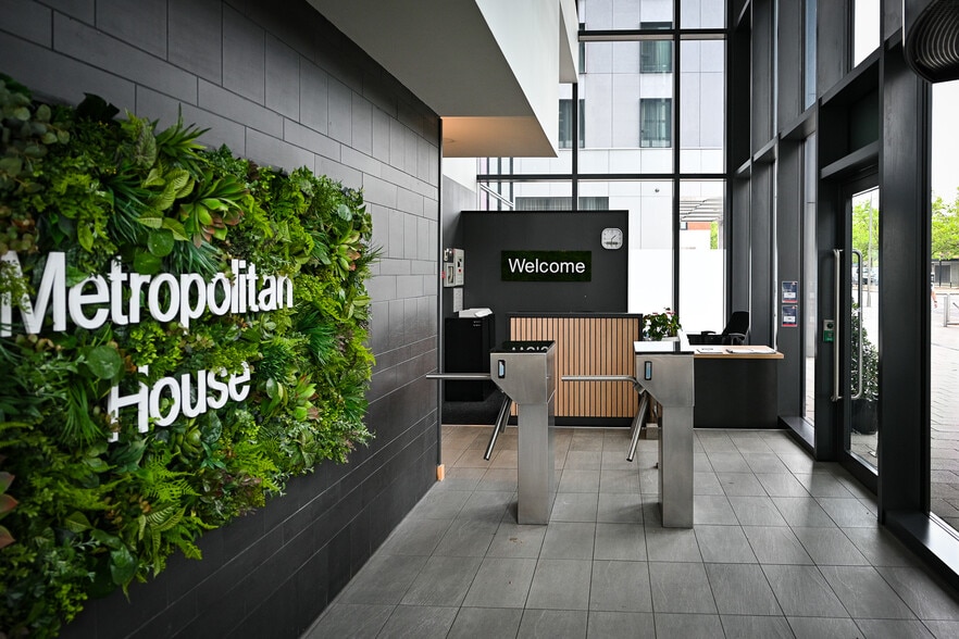 321 Avebury Blvd, Milton Keynes to rent - Building Photo - Image 1 of 12