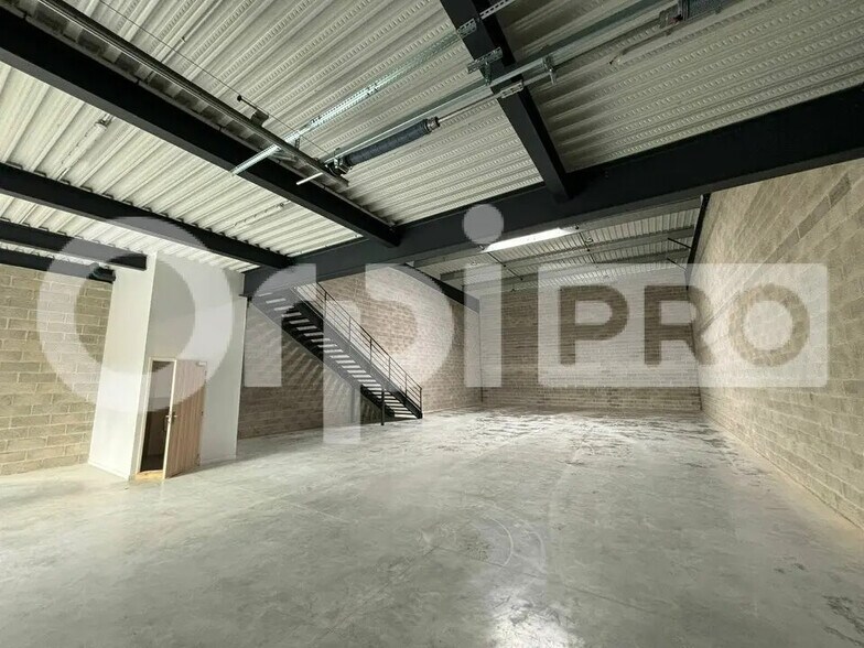 Light Industrial in Bondoufle to rent - Building Photo - Image 2 of 6