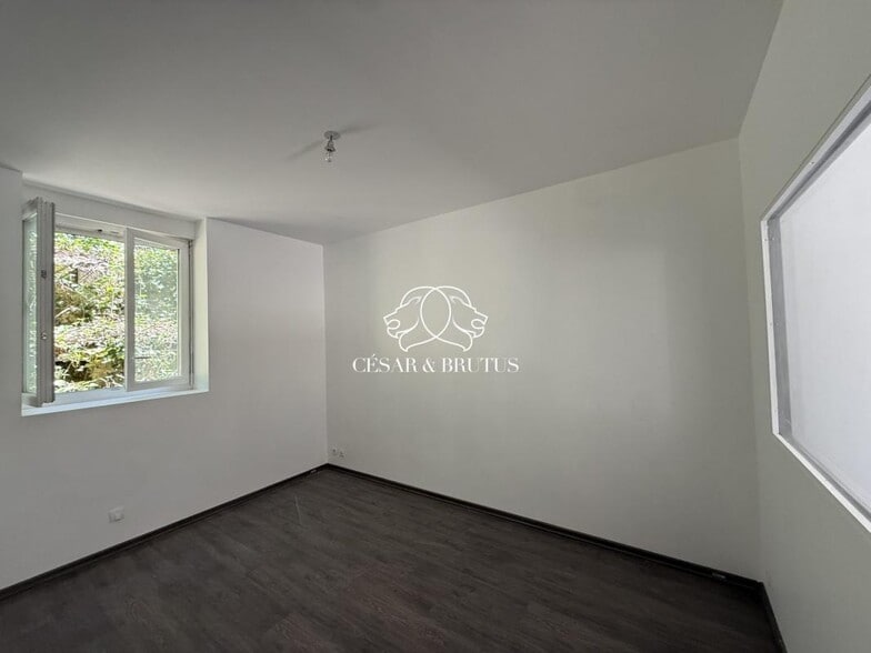 Office in Fontaines-sur-Saône to rent - Interior Photo - Image 2 of 3