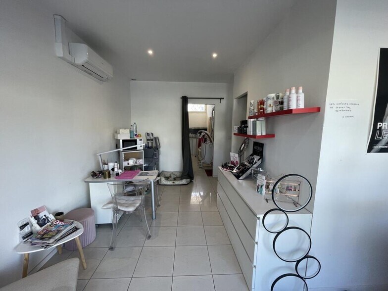 Retail in La Seyne-sur-Mer to rent - Interior Photo - Image 2 of 2