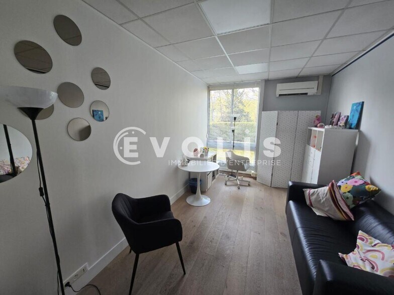 Office / Medical in Egly to rent - Interior Photo - Image 2 of 6