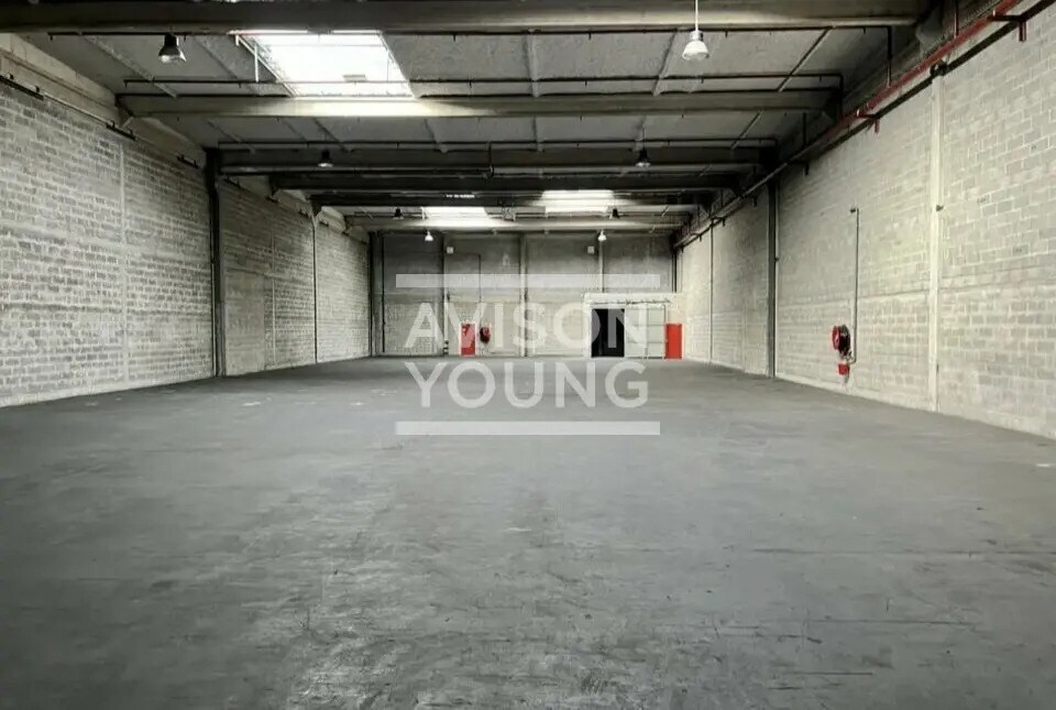 Light Industrial in Marly-la-Ville to rent Interior Photo- Image 1 of 3