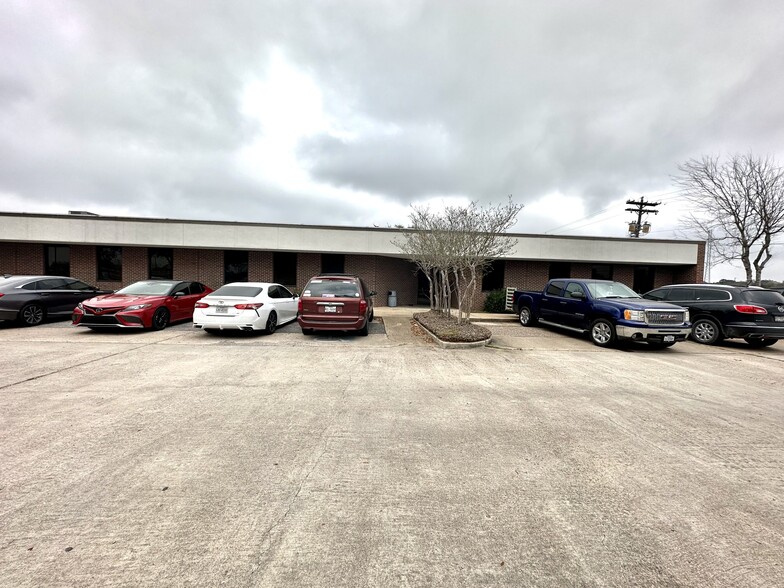 1216 N Velasco St, Angleton, TX for rent - Building Photo - Image 2 of 5