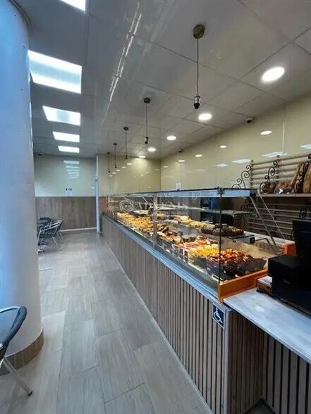 Retail in Paris to rent - Interior Photo - Image 2 of 3