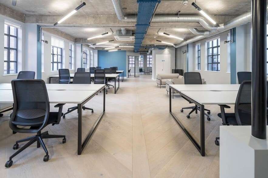 26-28 Glasshouse Yard, London to rent - Interior Photo - Image 2 of 46