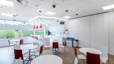 1 Capability Green, Luton to rent Interior Photo- Image 2 of 7