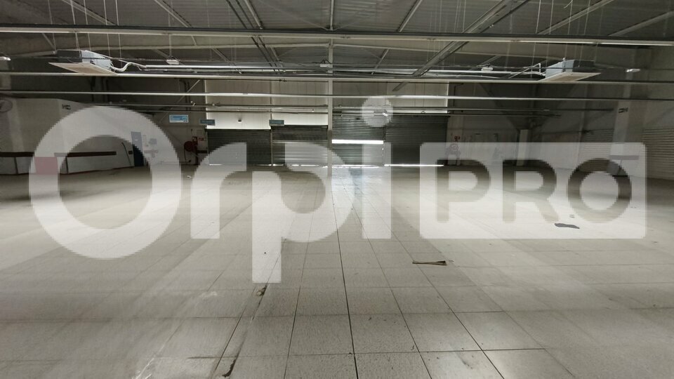 Retail in Savigny Le Temple to rent Interior Photo- Image 1 of 5