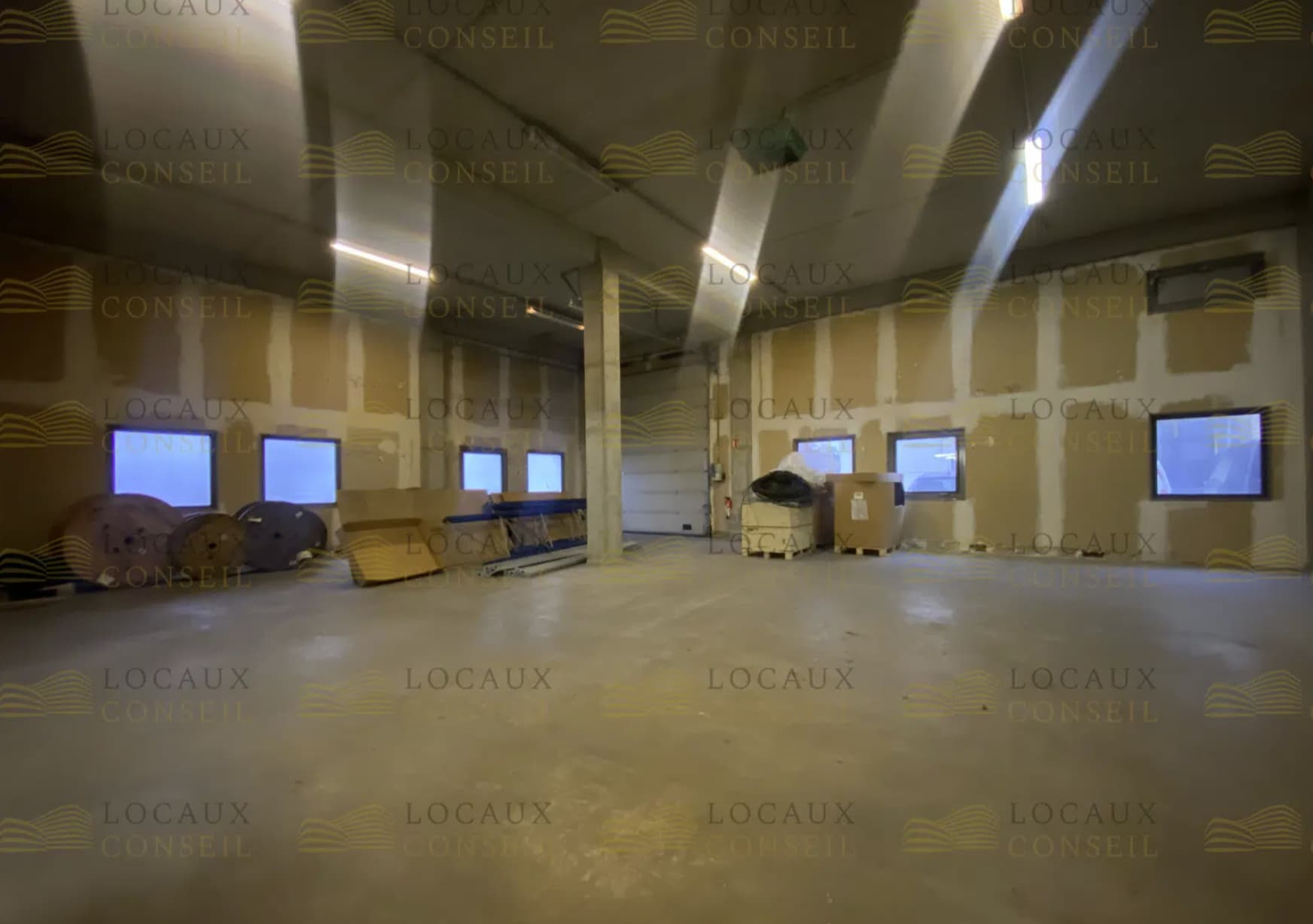 Light Industrial in Villeneuve-la-Garenne to rent Interior Photo- Image 1 of 13