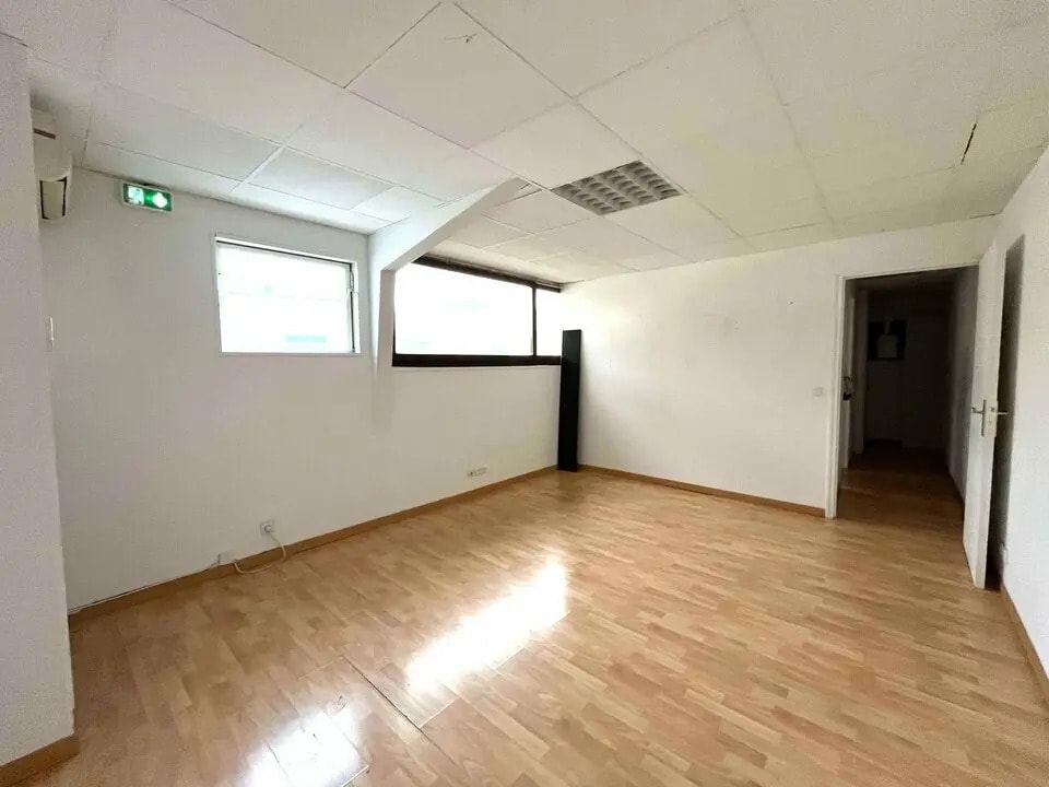 Location Bureaux 500 m² - Photo 1