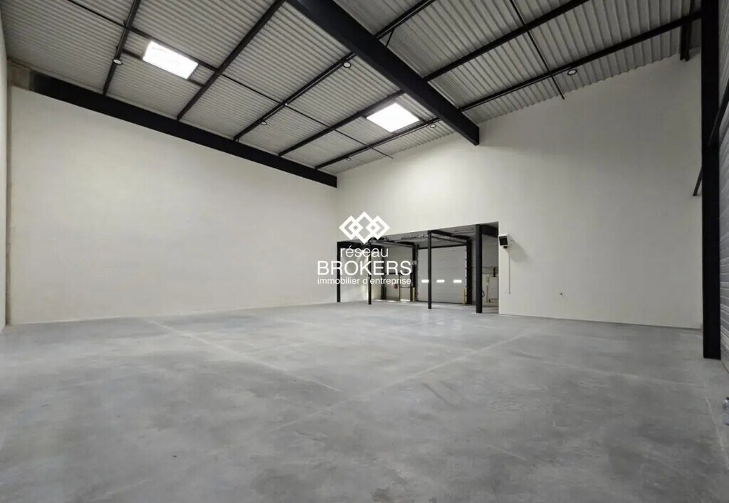 Location Entrepôt 385 m² - Photo 1