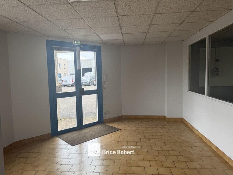 17 Rue Jacquard, Chassieu to rent - Lobby - Image 3 of 8