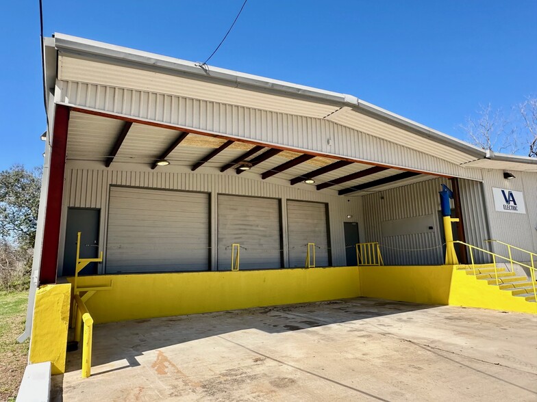 210 Gravel St, Seguin, TX for sale - Building Photo - Image 2 of 48