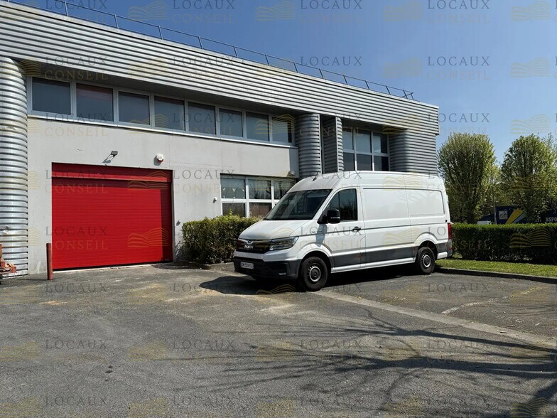 Light Industrial in Tremblay-en-France to rent - Building Photo - Image 1 of 3