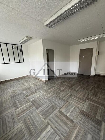 Office in Ivry-sur-Seine to rent - Interior Photo - Image 2 of 4