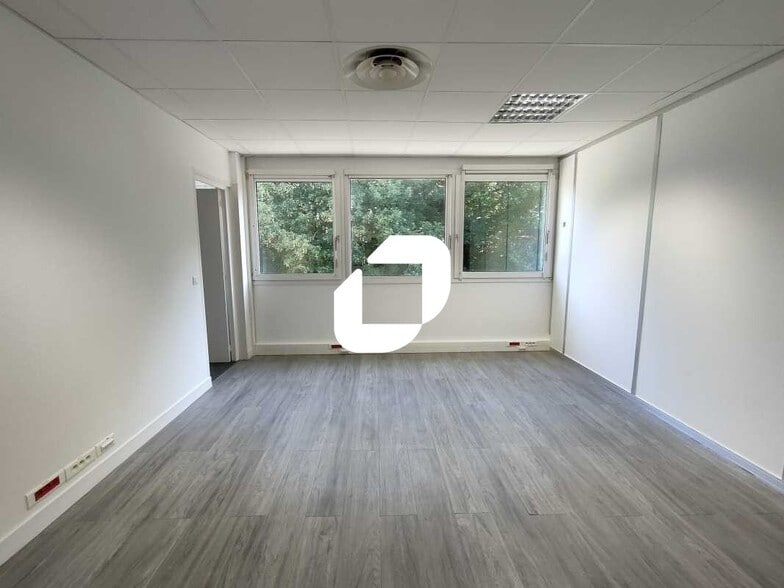 Office in Bièvres to rent - Interior Photo - Image 1 of 13