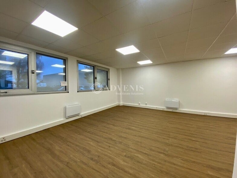 1416 Rue Du Compas, SAINT-OUEN-L'AUMONE to rent - Interior Photo - Image 3 of 11