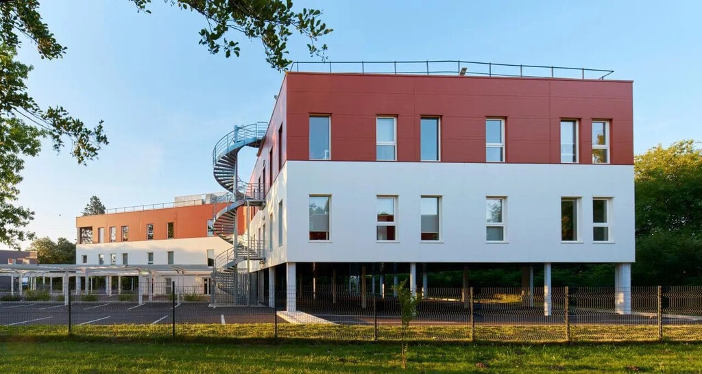 Location Bureaux 897 m² - Photo 1