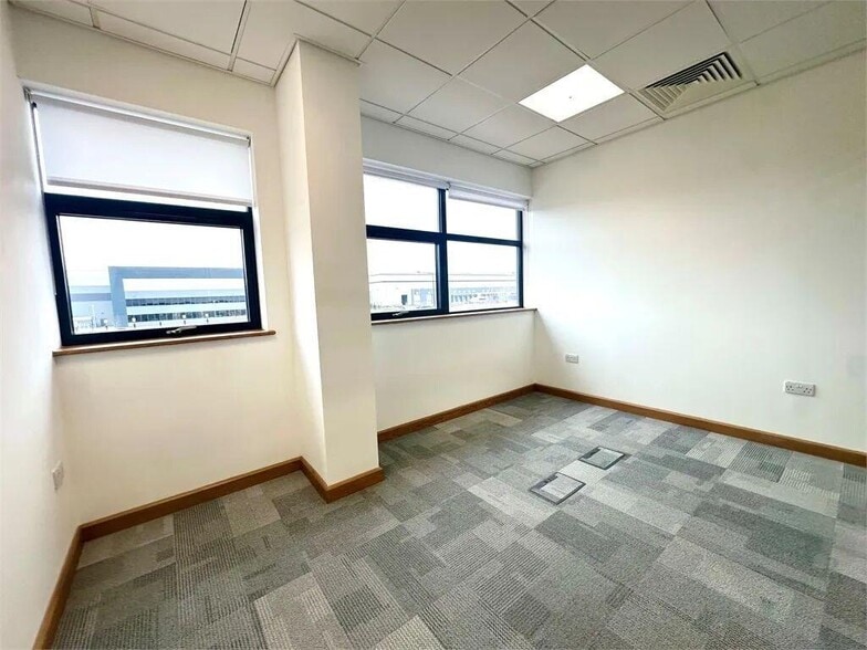 The Manorway, Stanford Le Hope to rent - Building Photo - Image 3 of 19