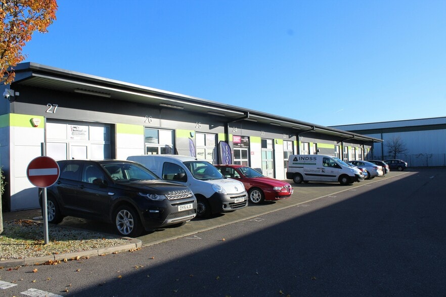 Smeaton Close, Aylesbury to rent - Building Photo - Image 3 of 9