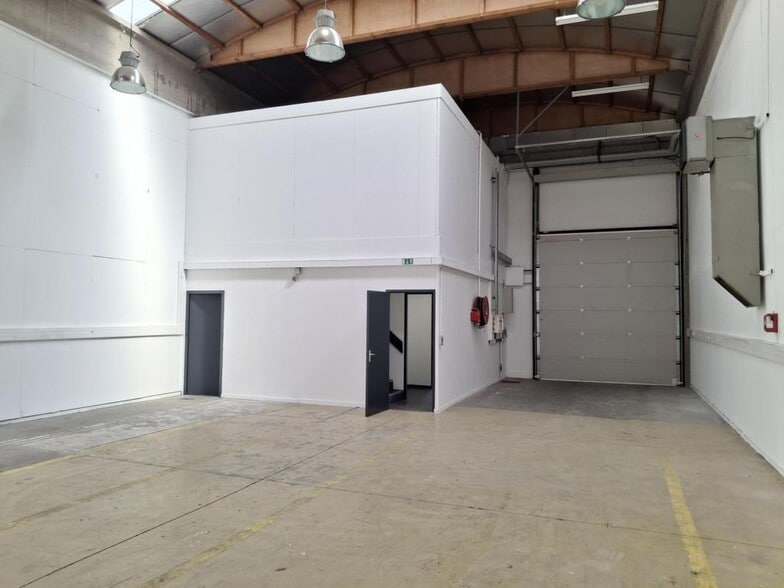 Light Industrial in Dardilly to rent - Interior Photo - Image 2 of 7