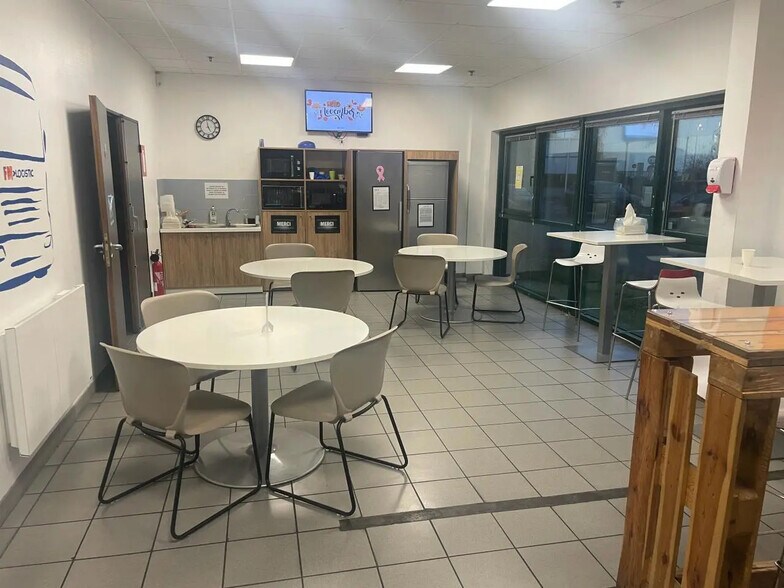 Light Industrial in Fretin to rent - Building Photo - Image 1 of 9