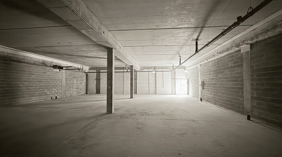 Retail in Champs-sur-Marne to rent - Interior Photo - Image 1 of 3