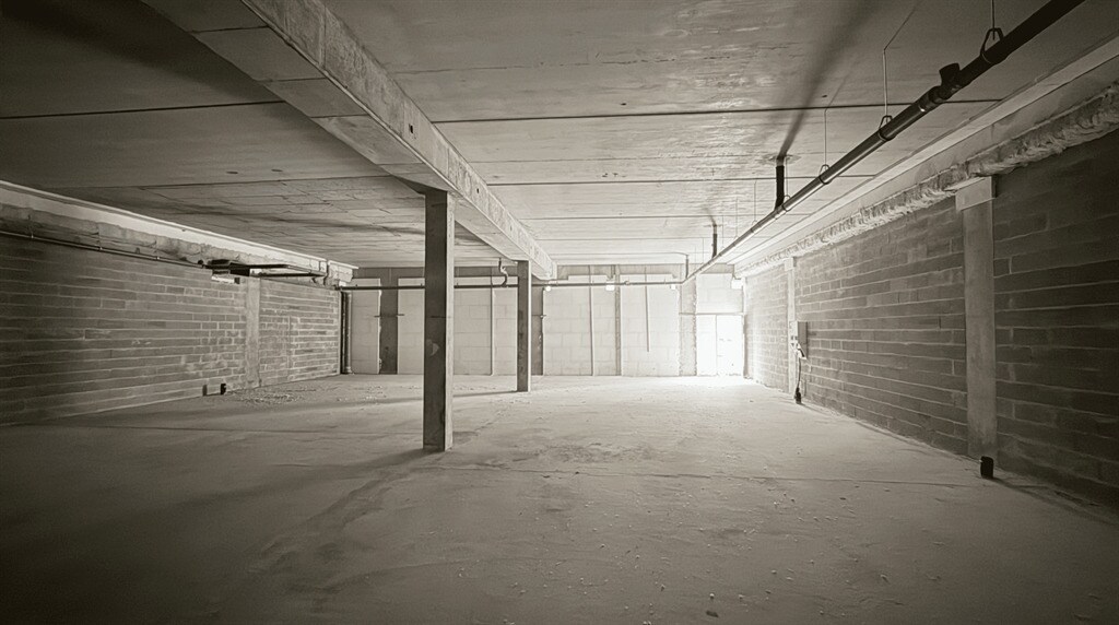 Retail in Champs-sur-Marne to rent Interior Photo- Image 1 of 4