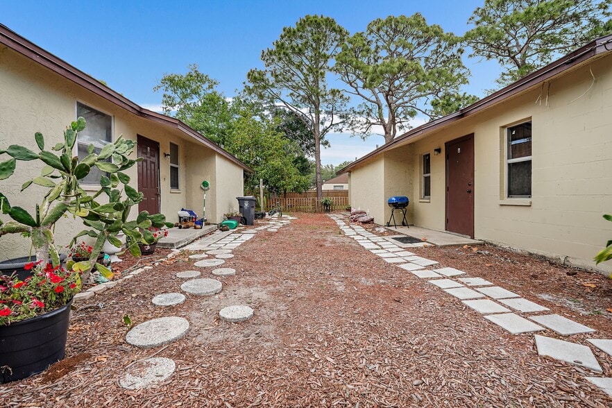 Tampa Bay 8 duplex Portfolio / 16 units portfolio of 8 properties for sale on LoopNet.co.uk - Building Photo - Image 2 of 14