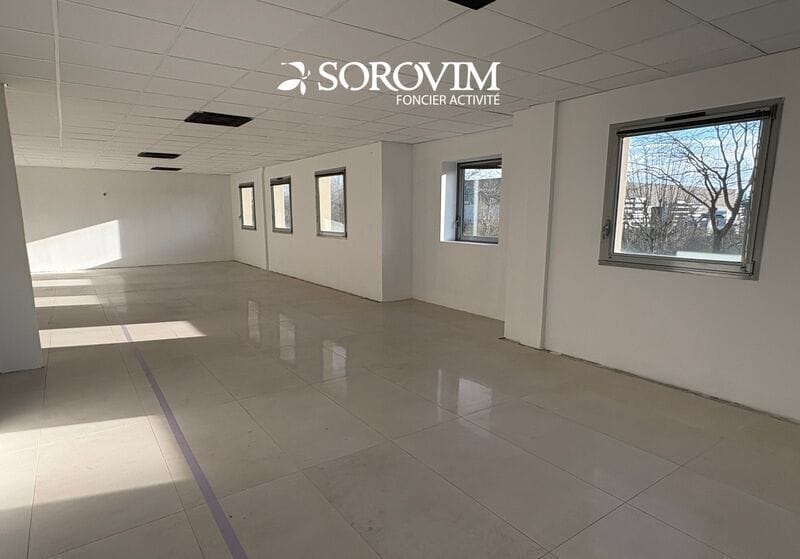 36 Rue Champ Dolin, Saint-Priest to rent - Interior Photo - Image 3 of 7