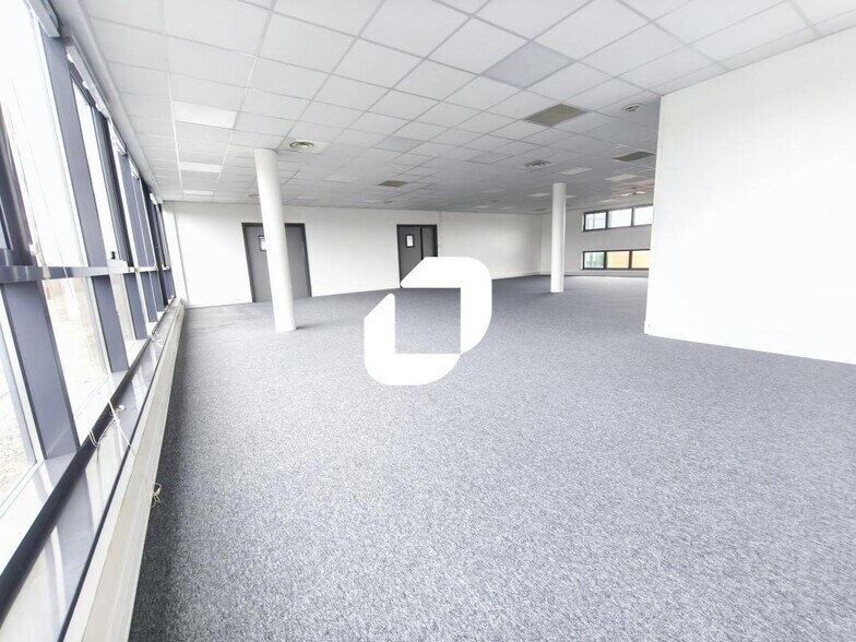 2-10 Rue Claude Nicolas Ledoux, Créteil to rent - Building Photo - Image 3 of 15