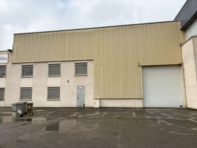 200 Rue Léon Blum, Villeurbanne to rent - Building Photo - Image 2 of 9