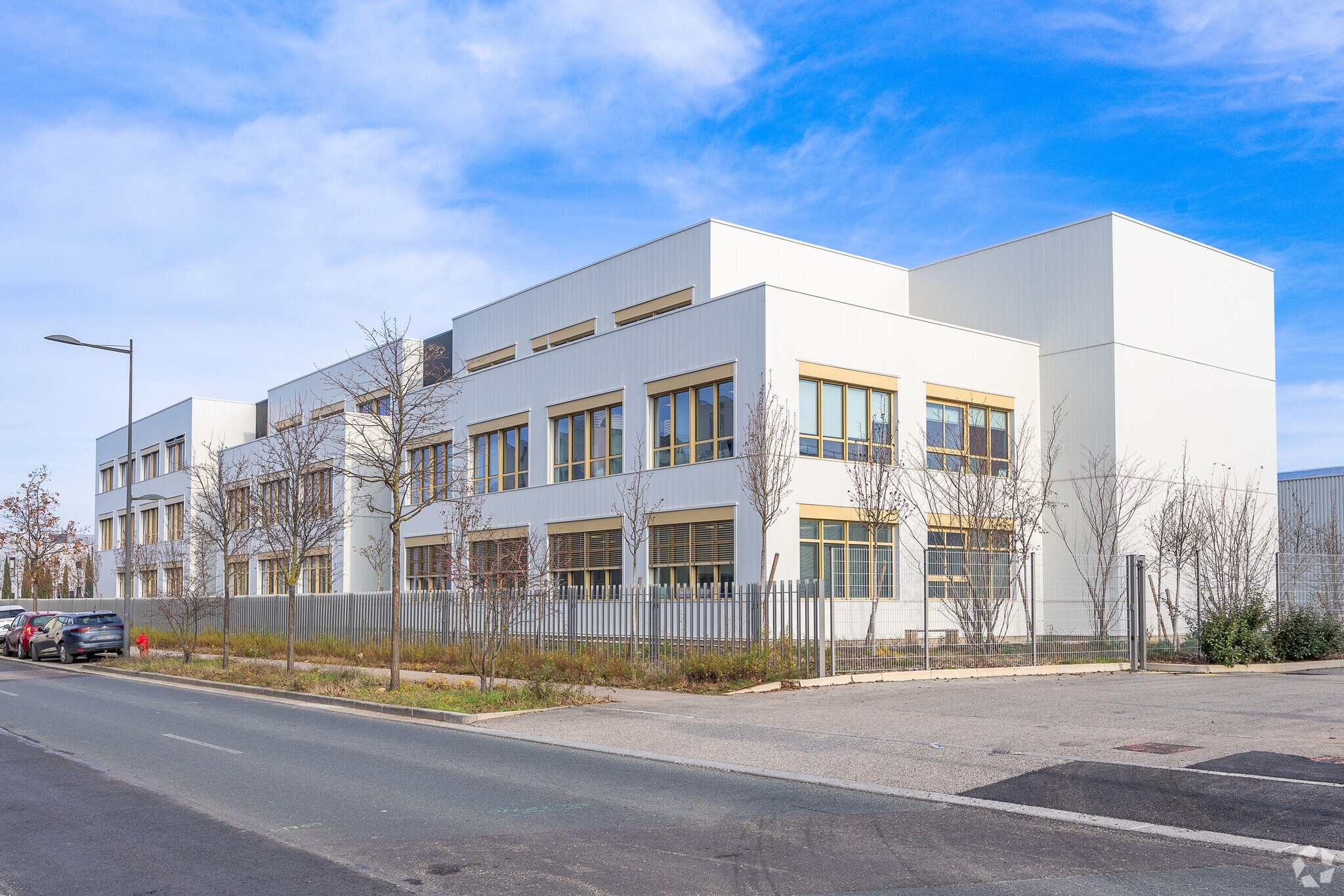 22 Rue Marius Grosso, Vaulx-en-Velin to rent Building Photo- Image 1 of 6