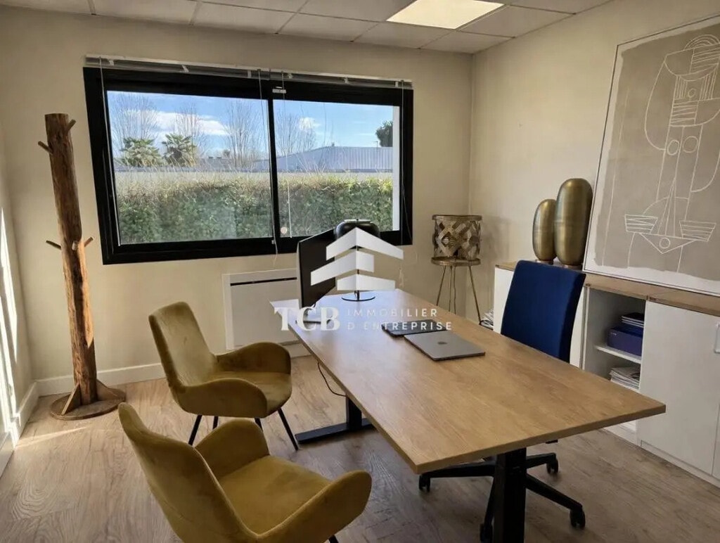 Location Bureaux 265 m² - Photo 1