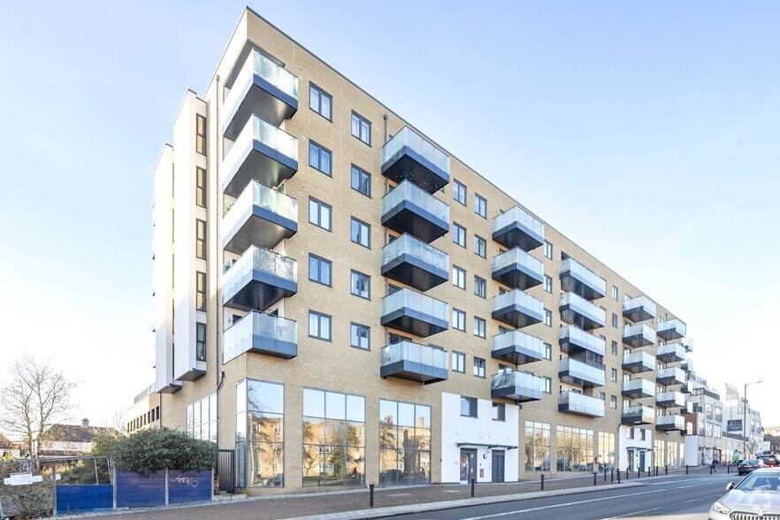 3 Burnt Oak Broa, Edgware to rent - Building Photo - Image 1 of 5