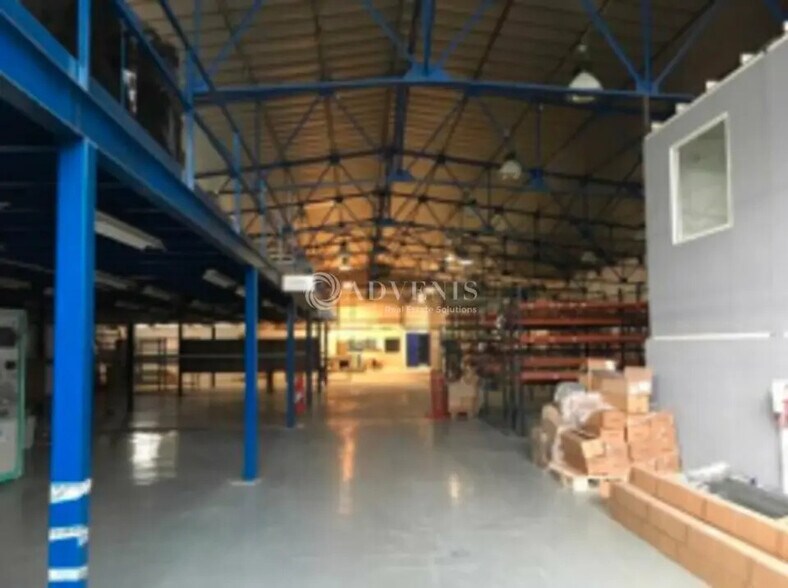 Light Industrial in Nanterre to rent - Building Photo - Image 3 of 5