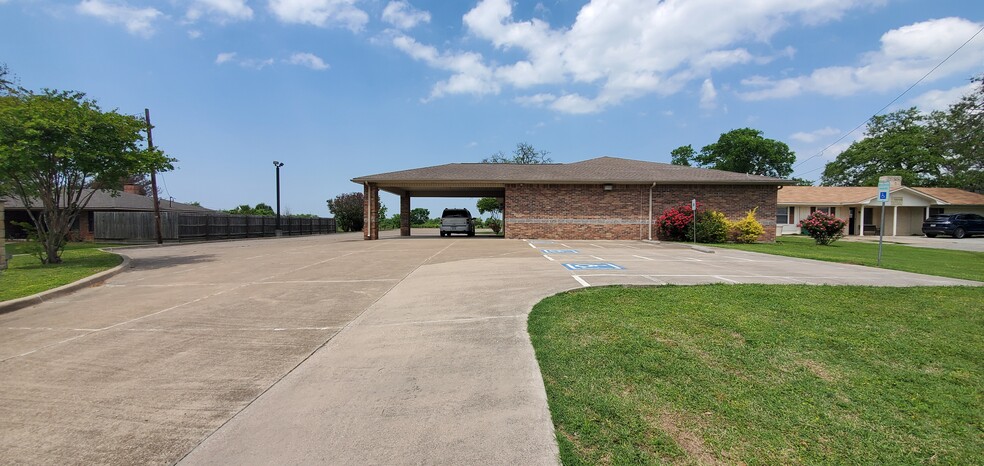 626 W Main St, Fairfield, TX for sale - Primary Photo - Image 1 of 57