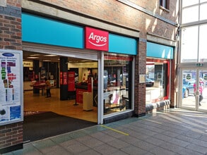 Carlton Ln, Castleford to rent Building Photo- Image 1 of 2