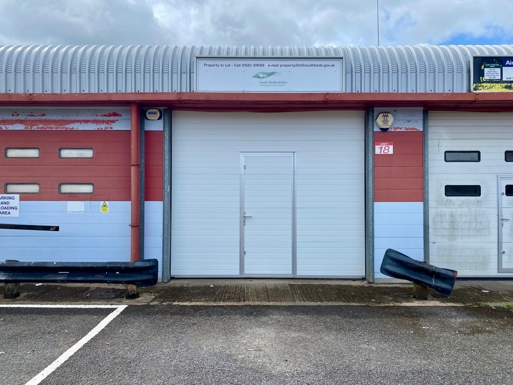 Acacia Clos, Leighton Buzzard to rent Building Photo- Image 1 of 2