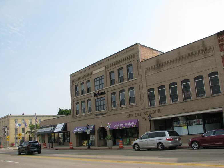 124 N Broadway, De Pere, WI for rent - Building Photo - Image 1 of 17