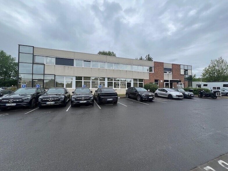 2 Route De Gisy, Bièvres to rent - Building Photo - Image 1 of 4