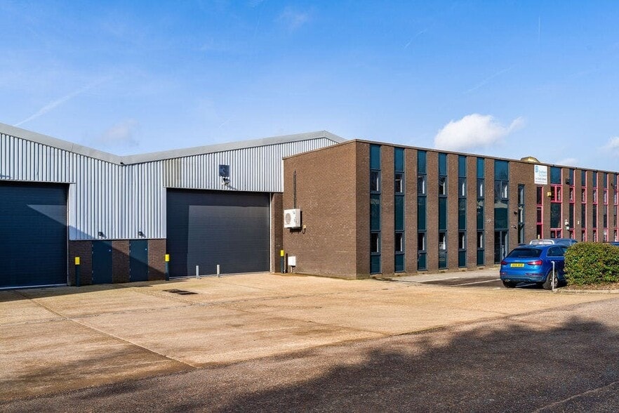 Units 3 & 4, Bracknell Business Centre, Downmill Rd, Bracknell to rent - Building Photo - Image 3 of 4
