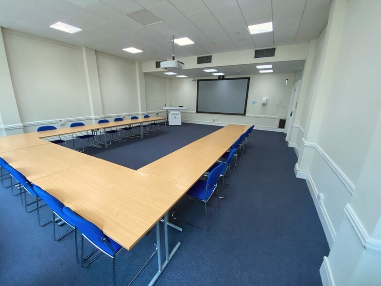 121 George St, Edinburgh to rent - Building Photo - Image 3 of 12