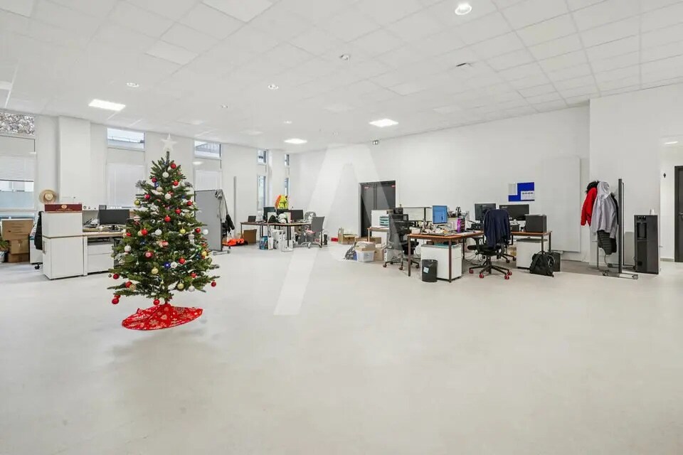 Office in Rungis to rent Building Photo- Image 1 of 6