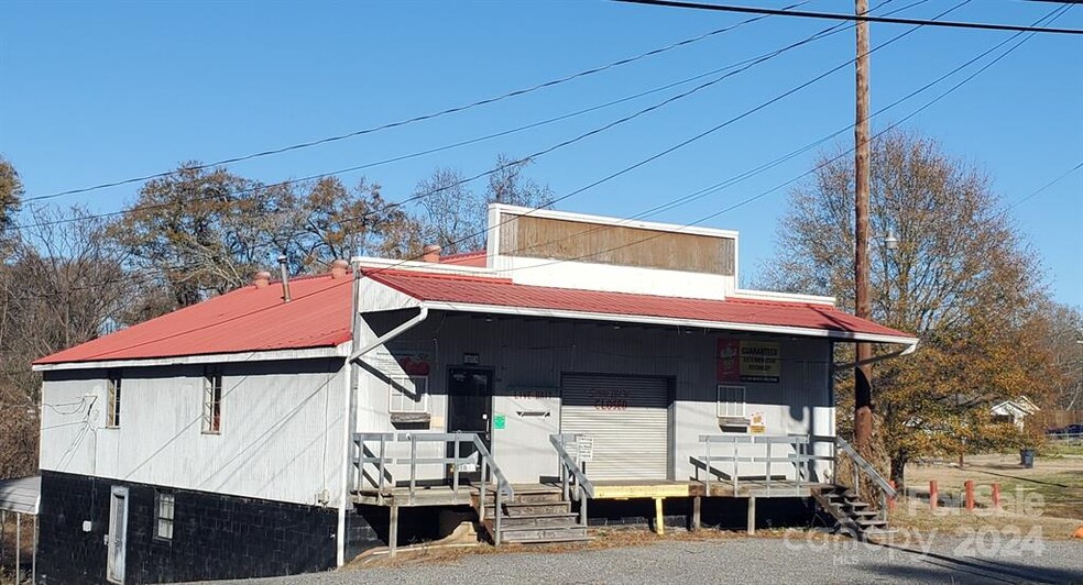 214 E Trade Street, Dallas, North Caroli portfolio of 3 properties for sale on LoopNet.co.uk - Building Photo - Image 1 of 9